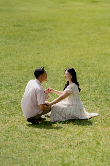 Moody & Ify Duduk Berdua di Padang Rumput