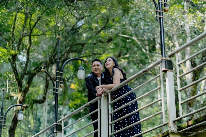 Moody & Ify Bersandar di Jembatan